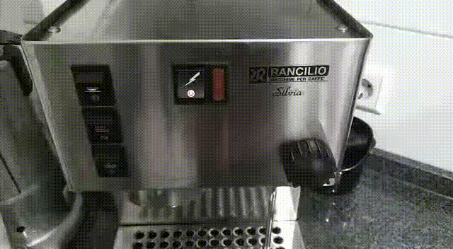 Heart-beat-like blinking lamp at the front of the coffee machine